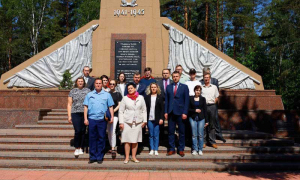 Представители отрасли связи почтили память жертв геноцида в урочище Уручье